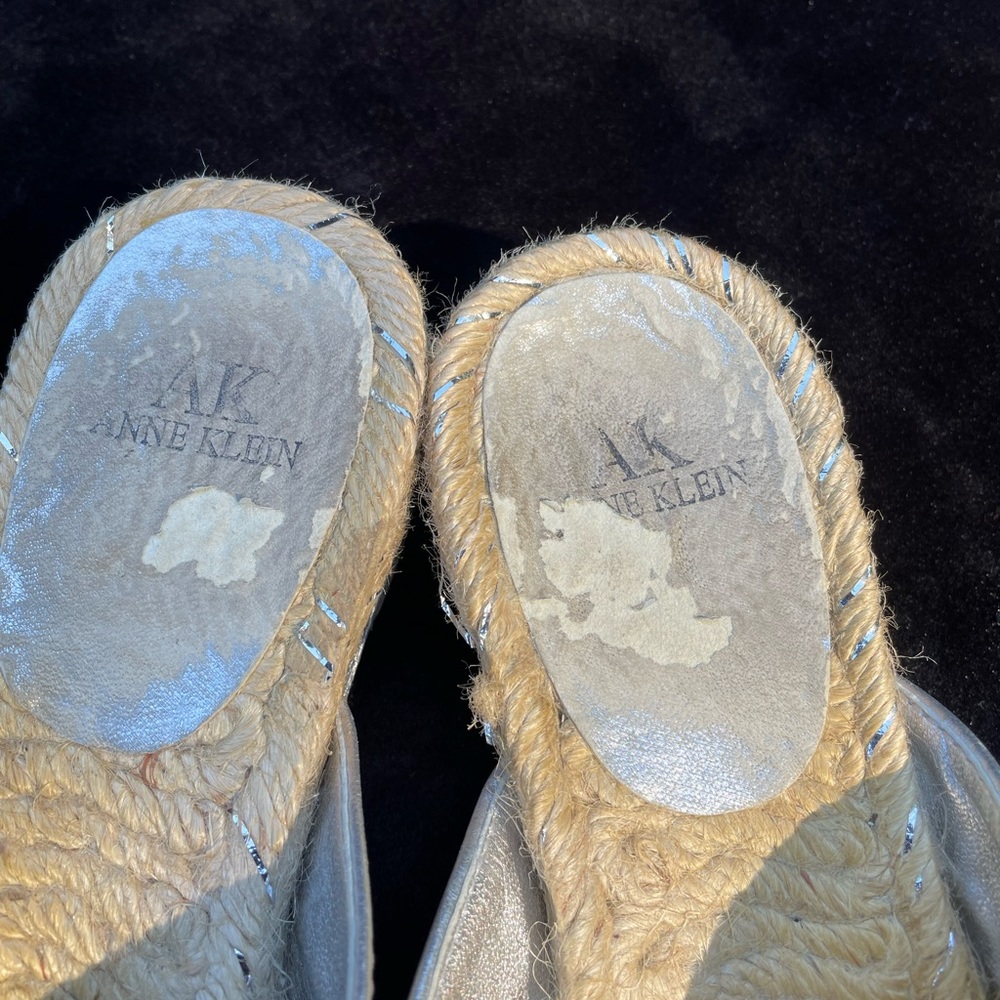 Anne Klein silver sandals with a raffia flower. - Picture 6 of 6